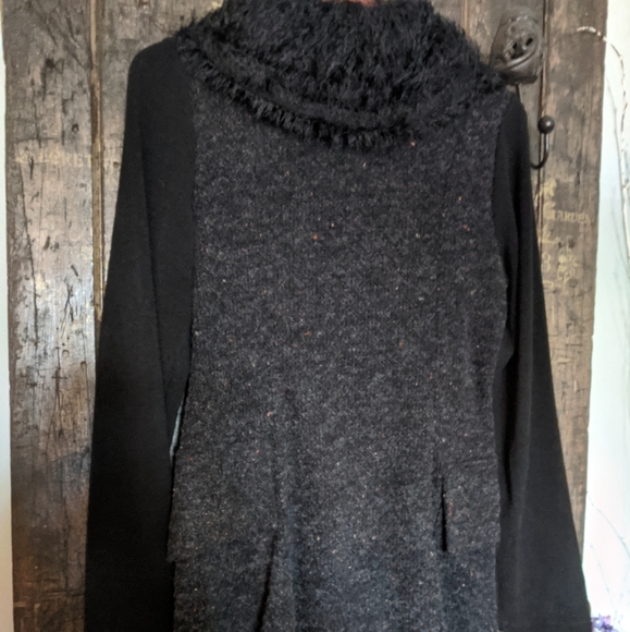 Bewitching and flattering angled zip sweater. - Picture 4 of 4